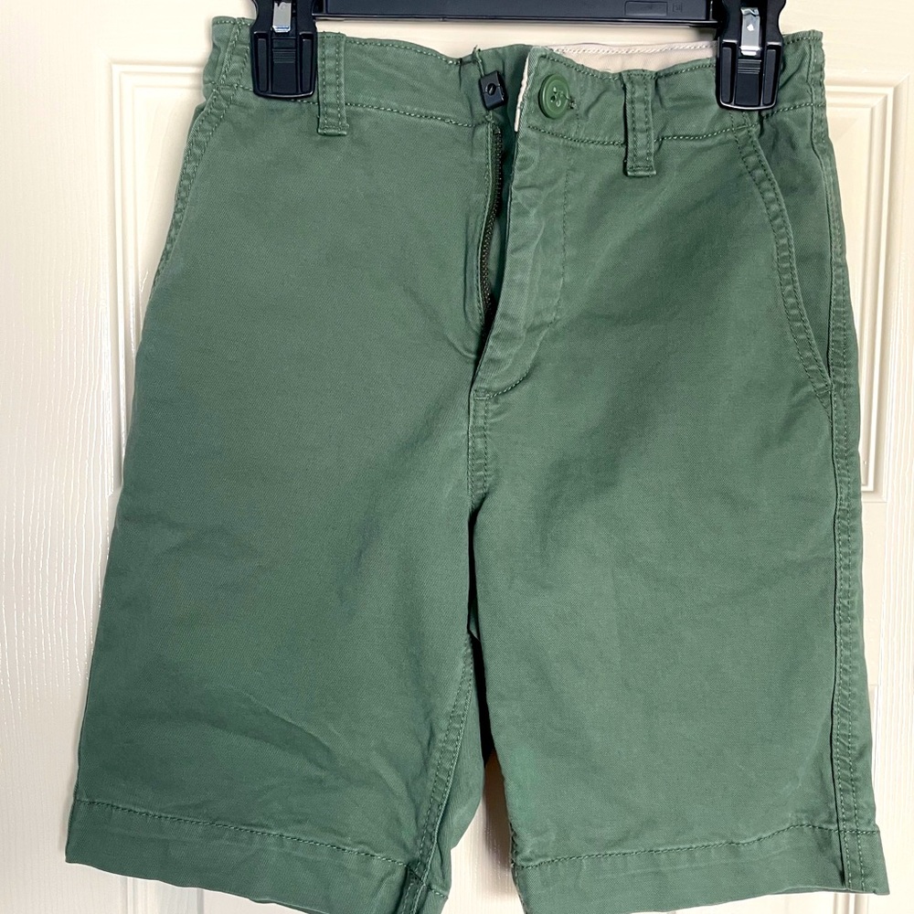 Casual summer shorts. Adjustable waist.
